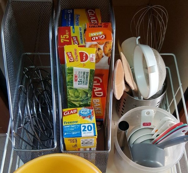 organised kitchen, keeping things vertical for easier access and more order